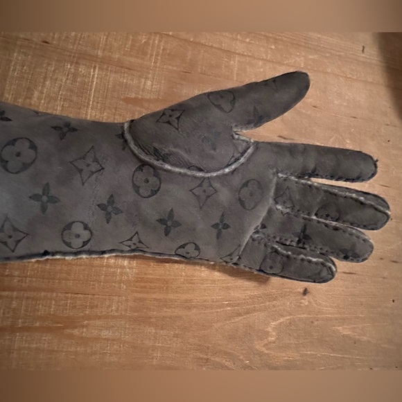 Louis Vuitton Monogram Gloves - Picture 3 of 7